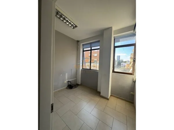 Tirane, jepet me qera ambjent biznesi Kati 1, 350 m² 3.200 € (Rruga e Elbasani , Prane Ambasades Amerikane)