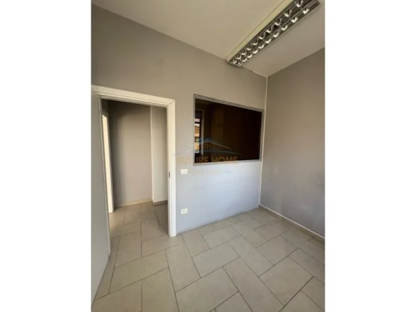 Tirane, jepet me qera ambjent biznesi Kati 1, 350 m² 3.200 € (Rruga e Elbasani , Prane Ambasades Amerikane)