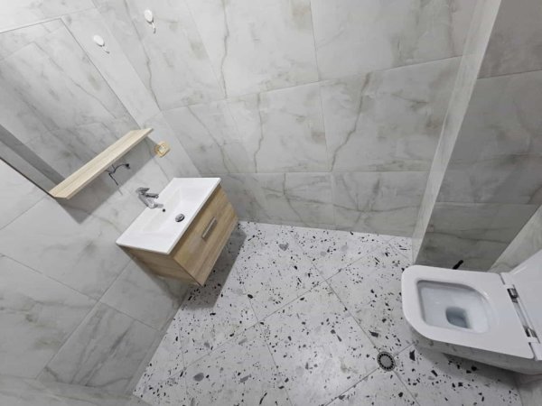 Tirane, jepet me qera zyre Kati 2, 127 m² 700 € (Qender)