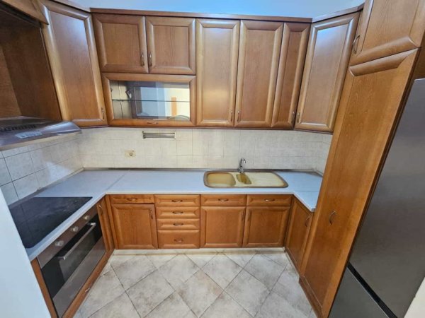Tirane, jepet me qera zyre Kati 2, 127 m² 700 € (Qender)