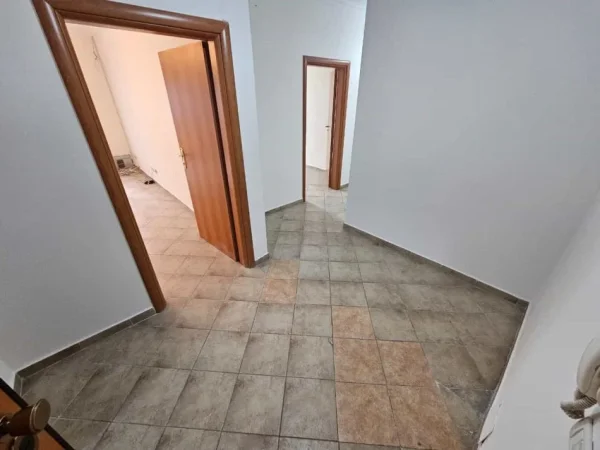 Tirane, jepet me qera zyre Kati 2, 127 m² 700 € (Qender)