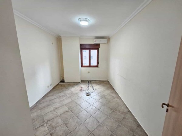 Tirane, jepet me qera zyre Kati 2, 127 m² 700 € (Qender)