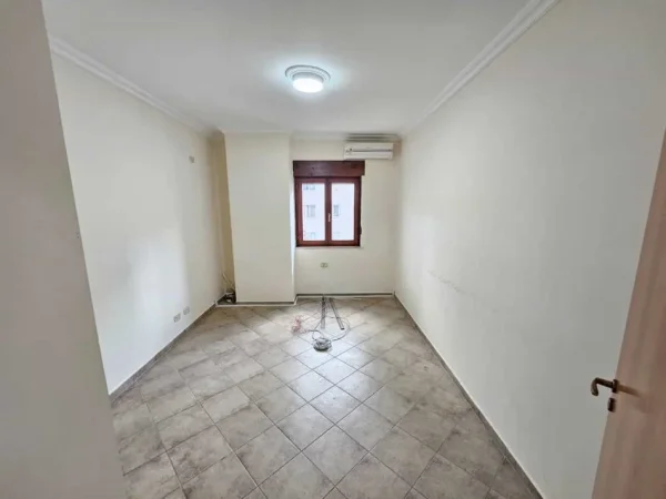 Tirane, jepet me qera zyre Kati 2, 127 m² 700 € (Qender)