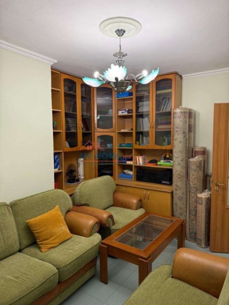 Tirane, jepet me qera apartament 3+1+Ballkon Kati 4, 160 m² 720 € (Xhamllik)