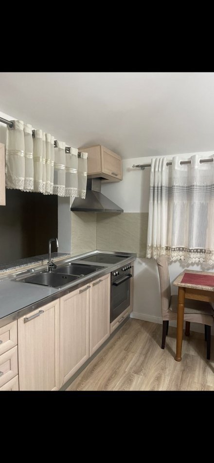 Tirane, jepet me qera apartament 1+1 Kati 3, 70 m² 600 € (Komuna e Parisit)