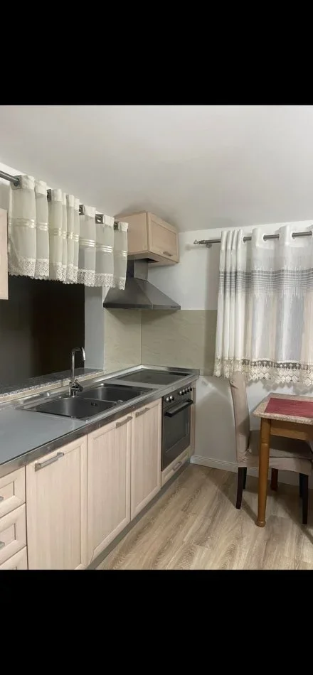 Tirane, jepet me qera apartament 1+1 Kati 3, 70 m² 600 € (Komuna e Parisit)
