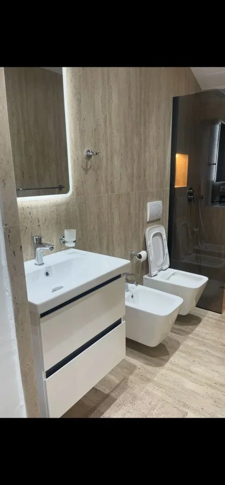 Tirane, jepet me qera apartament 1+1 Kati 3, 70 m² 600 € (Komuna e Parisit)