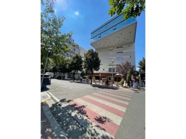 SHITET AMBJENT BIZNESI BUZE RRUGE , KOMUNA E PARISIT