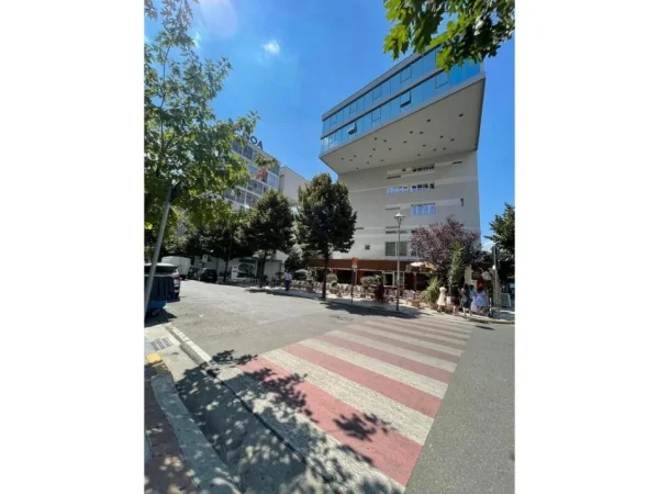 SHITET AMBJENT BIZNESI BUZE RRUGE , KOMUNA E PARISIT