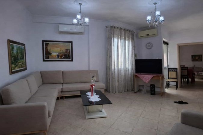 Tirane, jepet me qera apartament 2+1 Kati 8, 100 m² 700 € (Rruga Fortuzi)