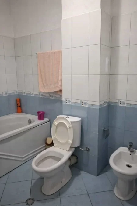 Tirane, jepet me qera apartament 2+1 Kati 8, 100 m² 700 € (Rruga Fortuzi)