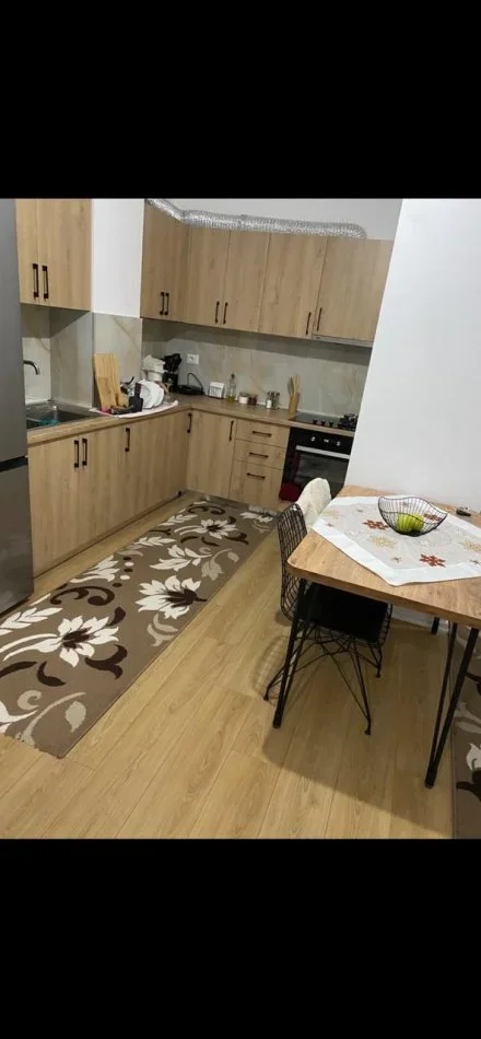 Tirane, jepet me qera apartament 1+1+Ballkon Kati 3, 70 m² 400 € (Yzberisht)