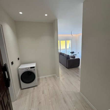 Tirane, jepet me qera apartament 1+1+Ballkon Kati 3, 50 m² 800 € (prane Liceut Artistik)