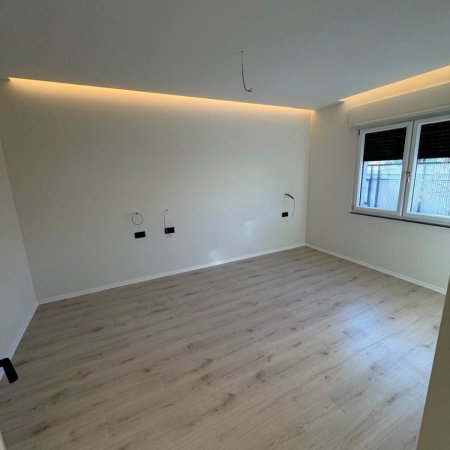 Tirane, jepet me qera apartament 1+1+Ballkon Kati 3, 50 m² 800 € (prane Liceut Artistik)