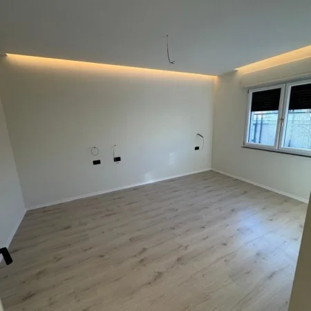 Tirane, jepet me qera apartament 1+1+Ballkon Kati 3, 50 m² 800 € (prane Liceut Artistik)
