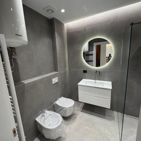 Tirane, jepet me qera apartament 1+1+Ballkon Kati 3, 50 m² 800 € (prane Liceut Artistik)