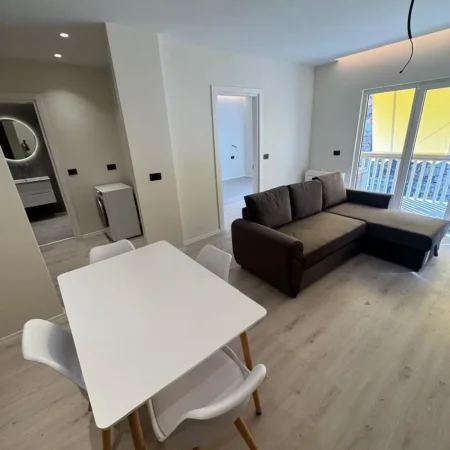 Tirane, jepet me qera apartament 1+1+Ballkon Kati 3, 50 m² 800 € (prane Liceut Artistik)