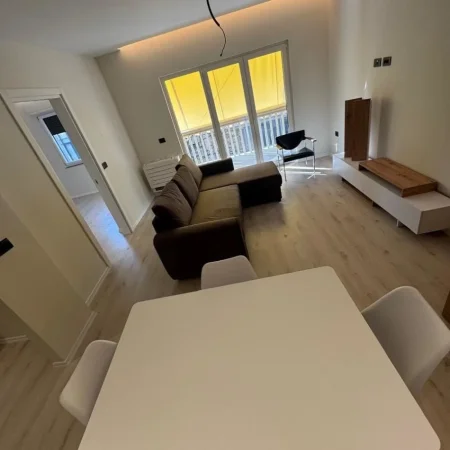 Tirane, jepet me qera apartament 1+1+Ballkon Kati 3, 50 m² 800 € (prane Liceut Artistik)
