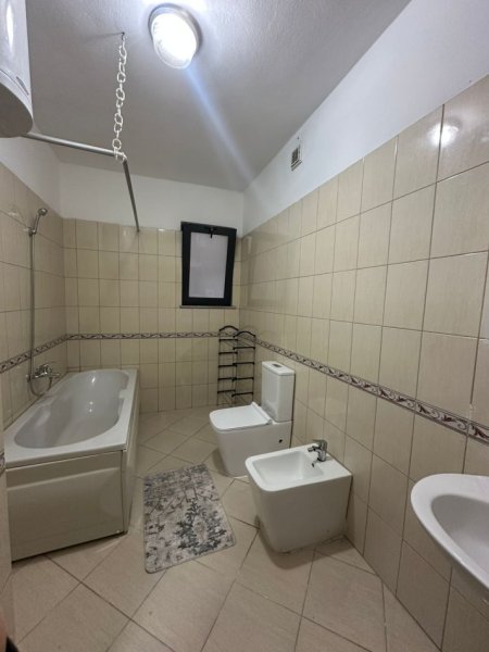 Tirane, jepet me qera apartament 3+1+Ballkon Kati 4, 139 m² 1.000 € (komuna parisit)