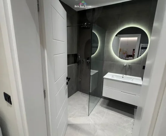 Tirane, jepet me qera apartament 1+1+Ballkon Kati 3, 70 m² 850 € (prane Liceut Artistik)