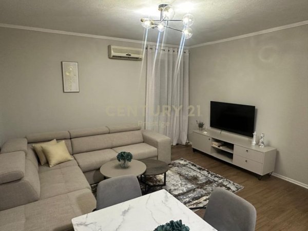 Tirane, jepet me qera apartament 1+1+Ballkon Kati 4, 78 m² 800 € (Qender)