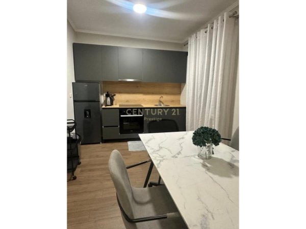 Tirane, jepet me qera apartament 1+1+Ballkon Kati 4, 78 m² 800 € (Qender)