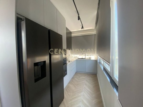 Tirane, jepet me qera apartament 2+1+Aneks+Ballkon Kati 3, 110 m² 1.500 € (Liqeni i thate)