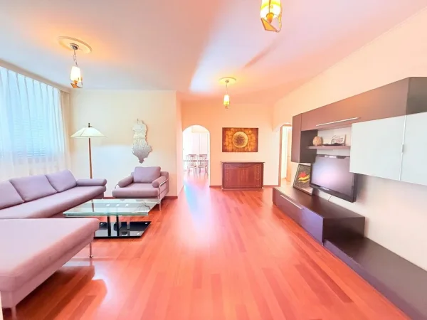 Tirane, jepet me qera zyre Kati 7, 120 m² 1.300 € (Blloku)