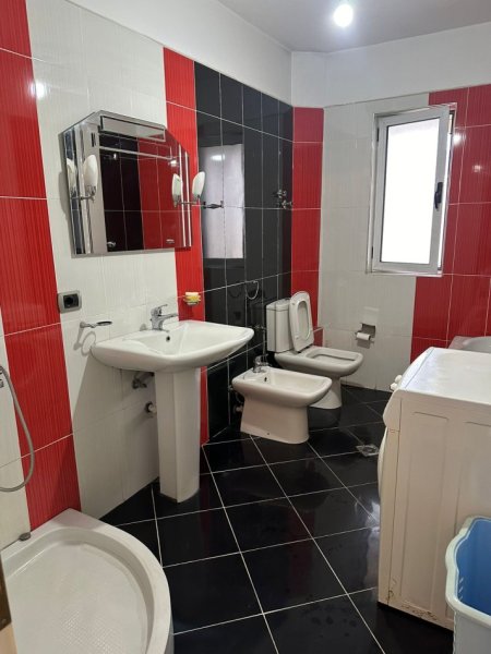 Tirane, jepet me qera apartament 2+1 , 80 m² 600 € (rruga e kavajes)