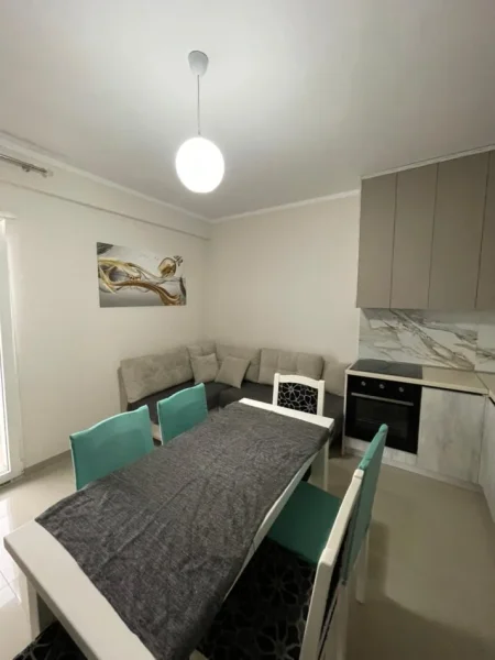 Tirane, jepet me qera apartament 2+1+Ballkon Kati 4, 82 m² 500 € (ISh Dogana)