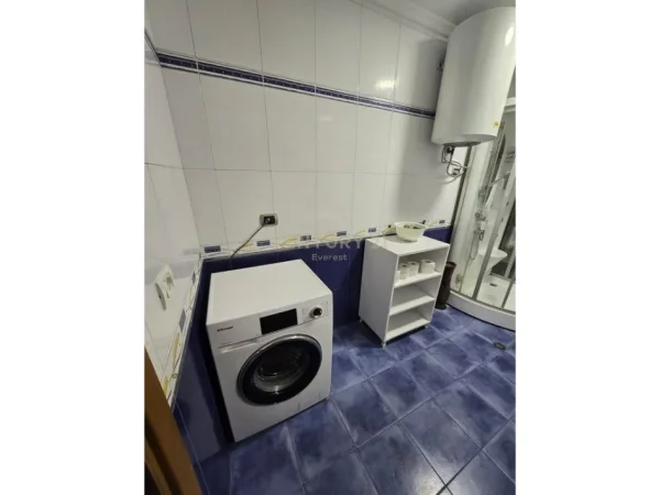 Tirane, jepet me qera apartament 1+1+Ballkon Kati 4, 69 m² 550 € 