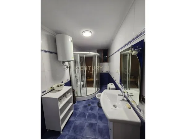 Tirane, jepet me qera apartament 1+1+Ballkon Kati 4, 69 m² 550 € 