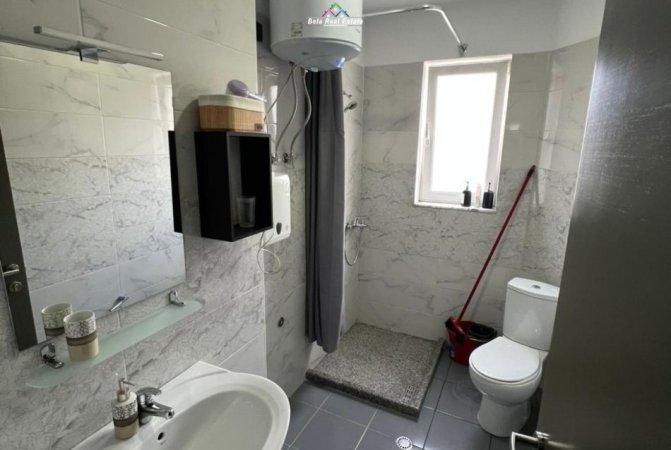 Tirane, jepet me qera apartament 2+1 Kati 3, 80 m² 520 € (Rruga Lord Bajroni)