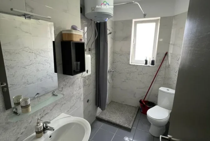 Tirane, jepet me qera apartament 2+1 Kati 3, 80 m² 520 € (Rruga Lord Bajroni)