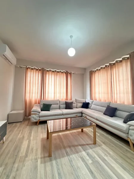 Tirane, jepet me qera apartament 2+1 Kati 5, 570 € (Astir)