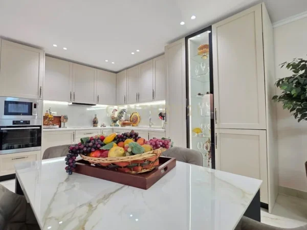 Tirane, jepet me qera Vile 2+1+Aneks+Ballkon Kati 2, 160 m² 1.500 € 