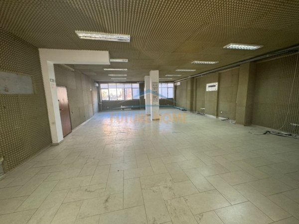 Tirane, jepet me qera ambjent biznesi Kati 0, 350 m² 3.200 € (Rruga e Elbasanit)