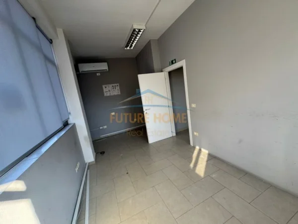 Tirane, jepet me qera ambjent biznesi Kati 0, 350 m² 3.200 € (Rruga e Elbasanit)