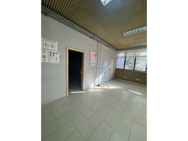 Tirane, jepet me qera ambjent biznesi Kati 0, 350 m² 3.200 € (Rruga e Elbasanit)