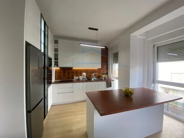 Shitet, Vilë 3-Katëshe+2 Poste parkimi, AbA Residence, 399.000 €