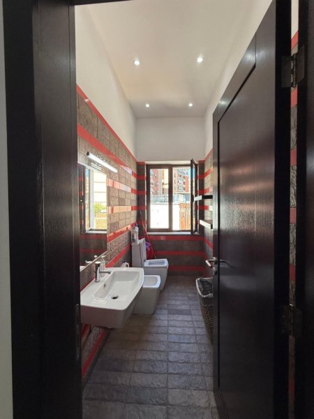 Tirane, jepet me qera apartament 2+1+2 Kati 4, 120 m² 1.200 € (Rruga e Barrikadave)