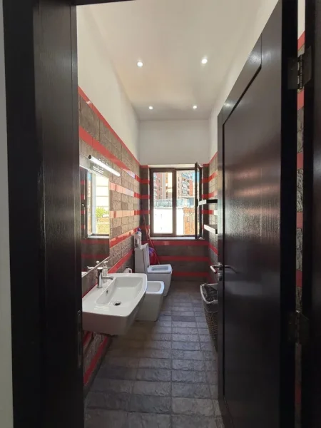 Tirane, jepet me qera apartament 2+1+2 Kati 4, 120 m² 1.200 € (Rruga e Barrikadave)