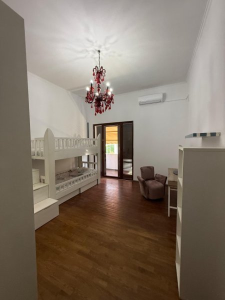 Tirane, jepet me qera apartament 2+1+2 Kati 4, 120 m² 1.200 € (Rruga e Barrikadave)