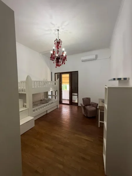 Tirane, jepet me qera apartament 2+1+2 Kati 4, 120 m² 1.200 € (Rruga e Barrikadave)