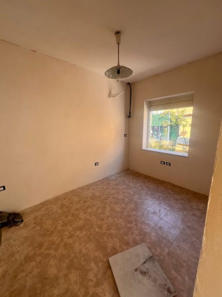 Tirane, jepet me qera ambjent biznesi , 135 m² 2.000 € (Rruga e Kavajes)