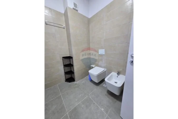 Tirane, jepet me qera apartament 1+1 , 75 m² 600 € (zogu i zi)