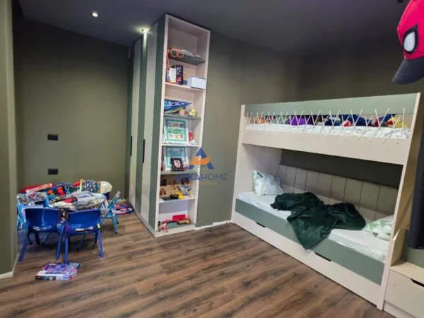 Tirane, shitet apartament 2+1+Ballkon Kati 5, 121 m² 500.000 € 