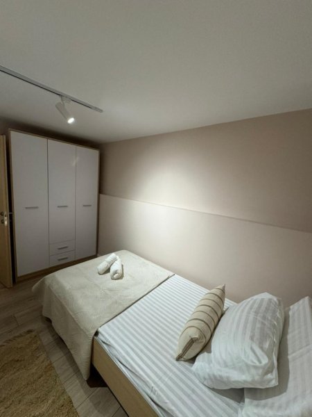 Tirane, jepet me qera apartament 2+1+Aneks+Ballkon Kati 1, 80 m² 700 € (Pran Ambasades Amerikane " rr. Ali Visha")