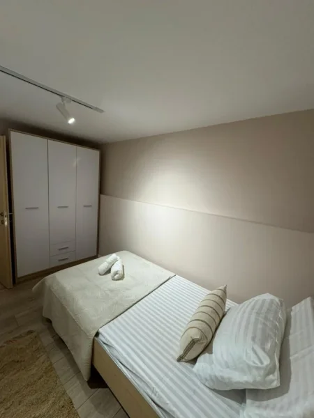 Tirane, jepet me qera apartament 2+1+Aneks+Ballkon Kati 1, 80 m² 700 € (Pran Ambasades Amerikane " rr. Ali Visha")