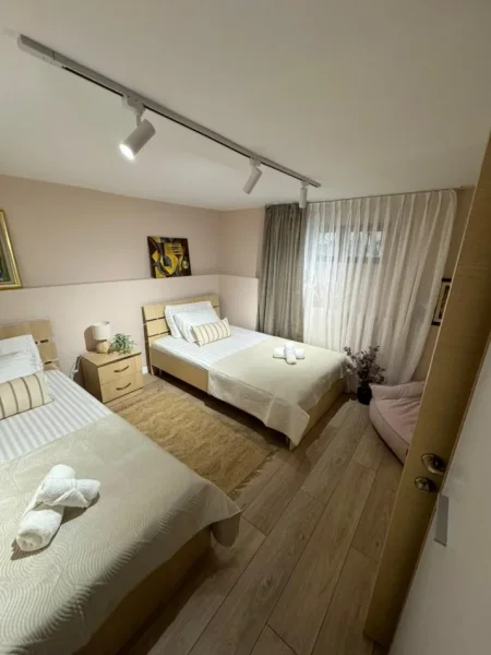 Tirane, jepet me qera apartament 2+1+Aneks+Ballkon Kati 1, 80 m² 700 € (Pran Ambasades Amerikane " rr. Ali Visha")